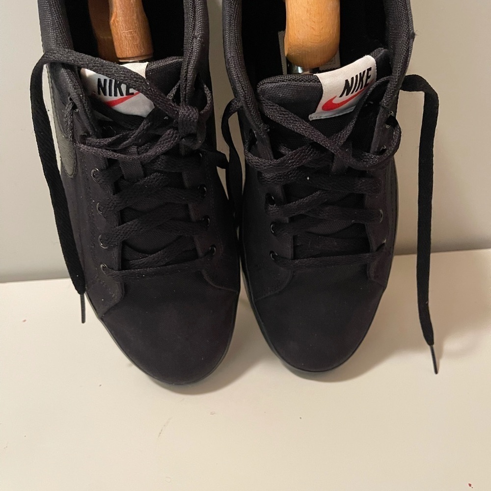 Nikes very nice and  simple sneaker with black logo in two sides - Picture 3 of 16